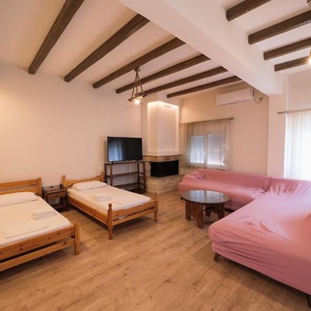 Kellys Cozy One Bedroom House Next To The Beach Ikonomianika Exterior foto